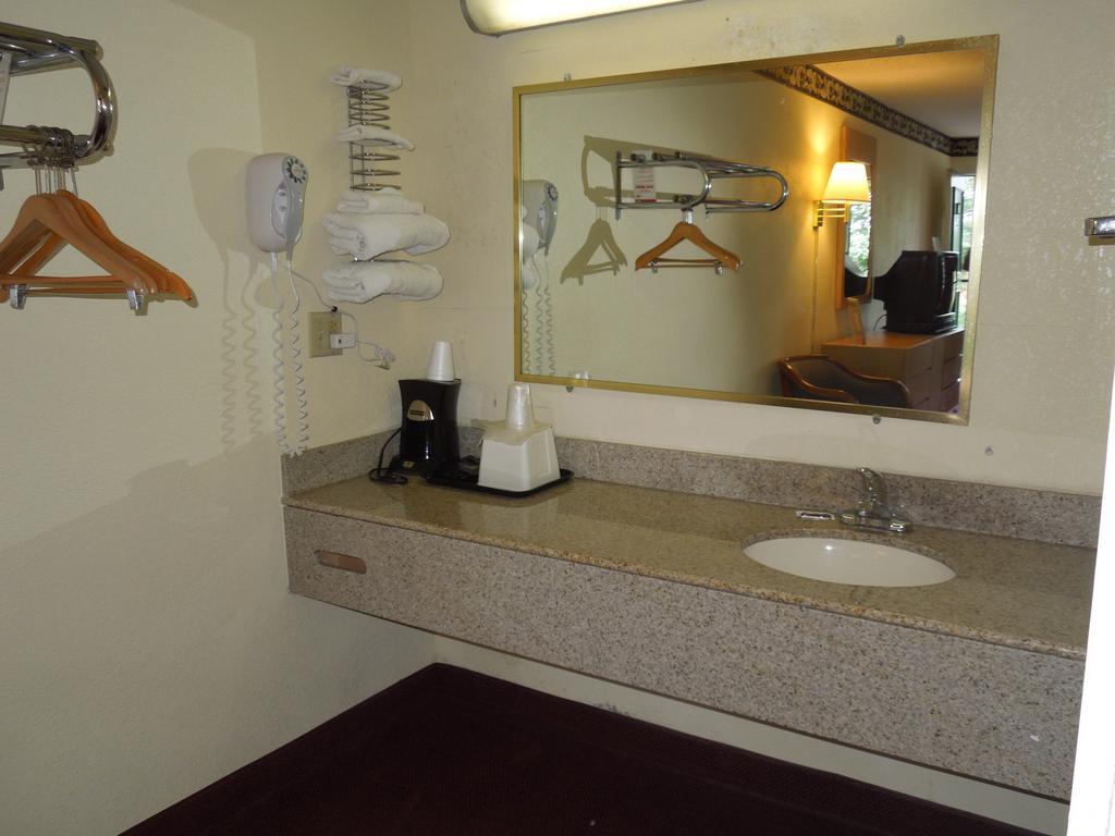 Super Inn Williamsburg Norge ภายนอก รูปภาพ